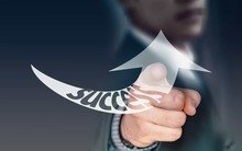 Männerhand zeigt mit dem Zeigefinger auf den Betrachter Männerhand zeigt mit dem Zeigefinger auf den Betrachter, ein gezeichneter Pfeil mit Success beschriftet zeigt nach oben